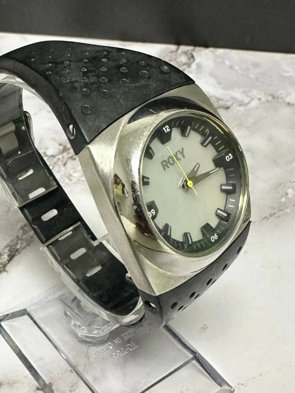 Roxy Winki Womens Watch Silver Tone Mother of Pearl Dial Silicone Band Works